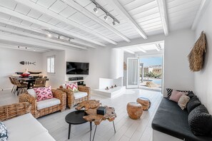 TV connectée, cheminée, chaîne hi-fi