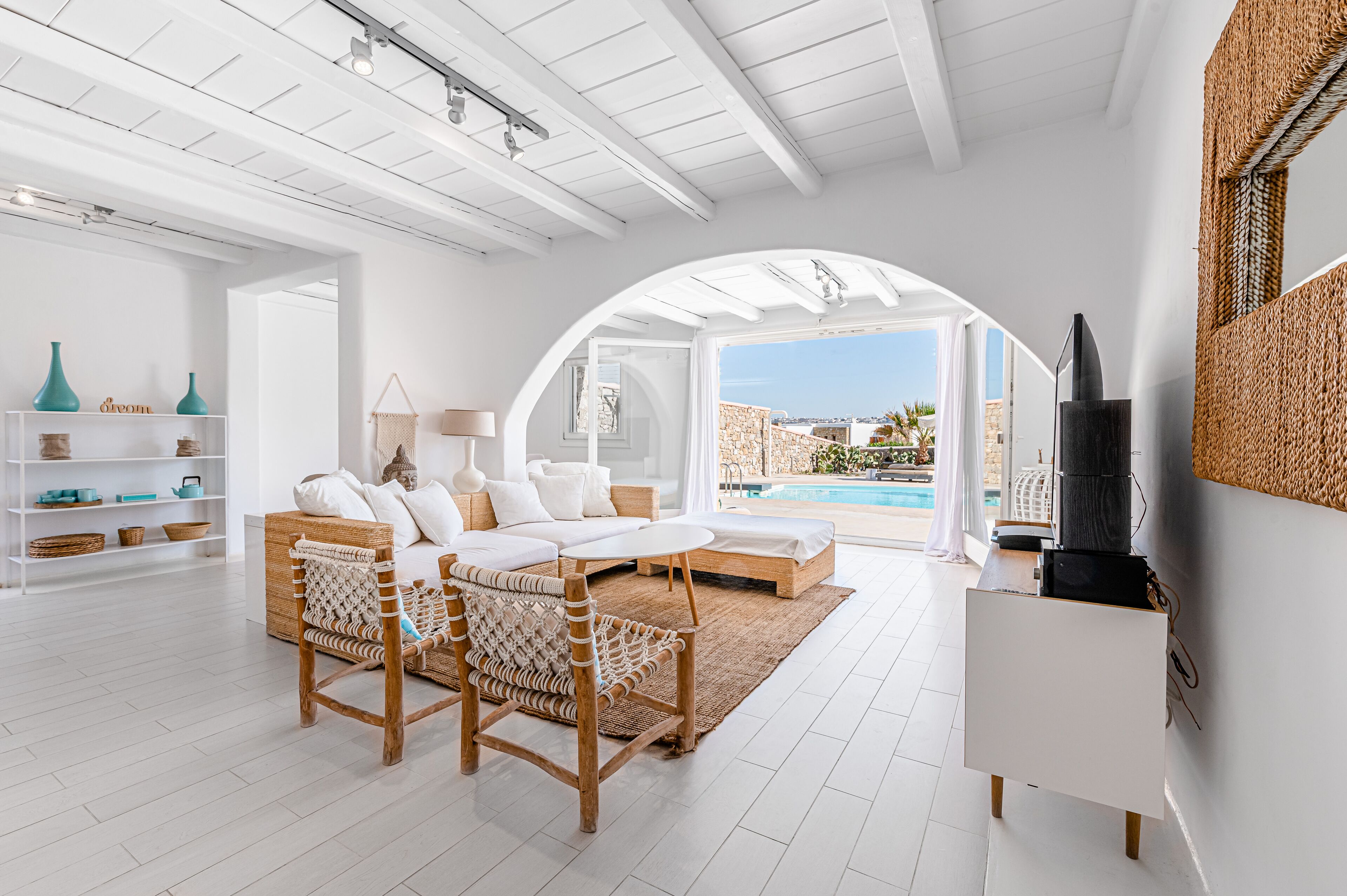 Smart TV, fireplace, stereo