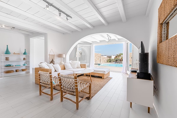 Smart TV, fireplace, stereo