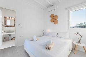 Douche, sèche-cheveux, serviettes fournies