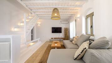 Smart TV, fireplace, stereo