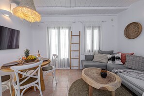 Smart TV, chimenea, biblioteca de música