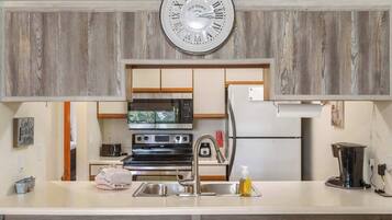 Condo, 1 King Bed with Sofa bed, Balcony, Golf View (The Cozy Place) | Private kitchen | Full-size fridge, microwave, oven, stovetop