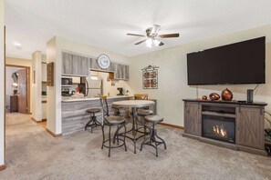 公寓客房, 1 張特大雙人床及 1 張梳化床, 露台, 高球場景 (The Cozy Place) | 用餐區