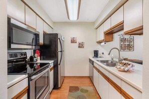 公寓客房, 1 張特大雙人床及 1 張梳化床, 露台, 高球場景 (The Cozy Place) | 私人廚房 | 大型雪櫃/冰箱、微波爐、焗爐、爐具