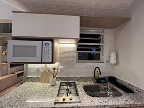 Réfrigérateur, micro-ondes, plaque de cuisson, cafetière/bouilloire