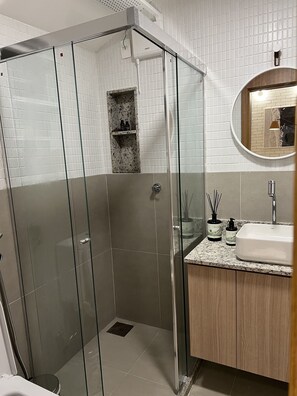Doccia, asciugacapelli, asciugamani, sapone