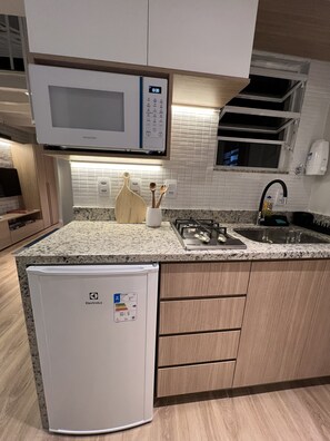 Kjøleskap, mikrobølgeovn, kokeplater og kaffetrakter/tekoker