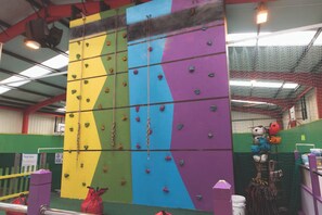 Cabana, várias camas | Sala de fitness