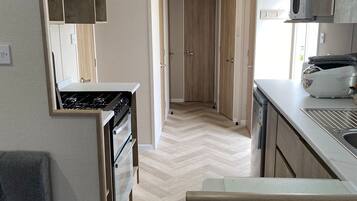 Lemari es, microwave, oven, dan kompor