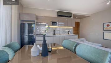 Duplex família, 1 quarto | Frigobar, cofres nos quartos, cortinas blackout