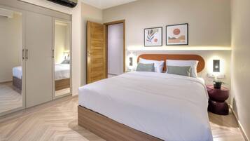 Apartamento standard, 2 quartos | Frigobar, cofres nos quartos, cortinas blackout