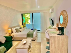 Pengeskab på værelset, mørklægningsgardiner, lydisolering