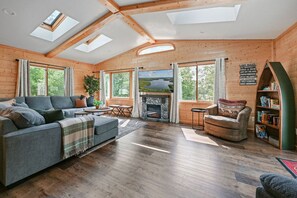 Smart TV, foosball, books - Elevated 6BR Lodge | On Trail | Speakeasy/Game Room (Eagle River)
