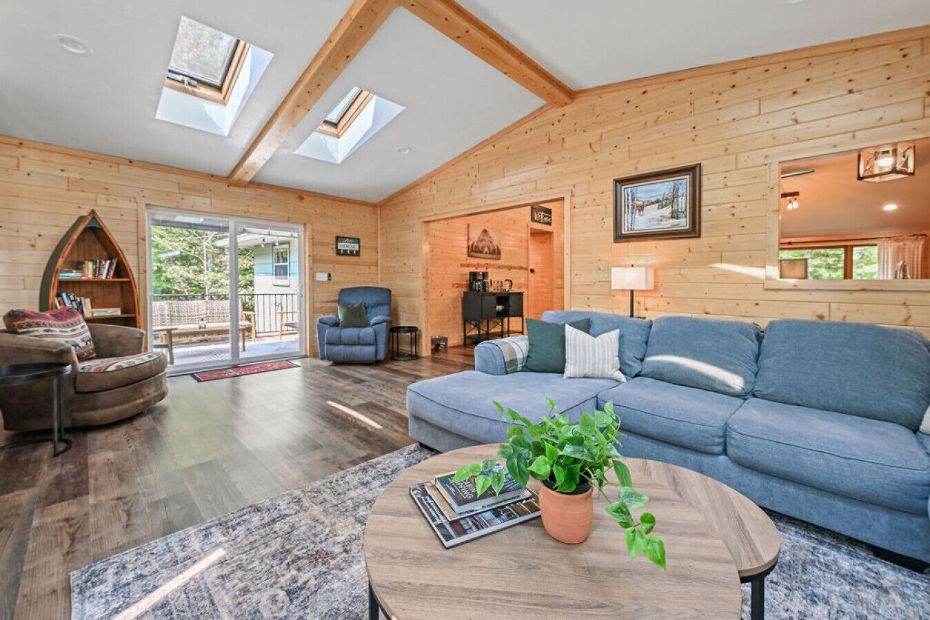 Smart-TV, Tischfußball, Bücher