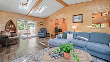 Smart-TV, Tischfußball, Bücher