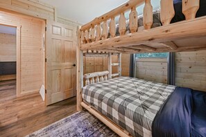 6 bedrooms, free WiFi, bed sheets - Elevated 6BR Lodge | On Trail | Speakeasy/Game Room (Eagle River)