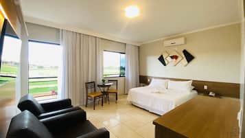 Quarto luxo | Ferros/tábuas de passar roupa, Wi-Fi de cortesia, roupa de cama