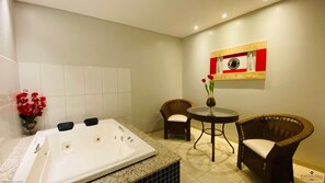 Deluxe Suite | Iron/ironing board, free WiFi, bed sheets