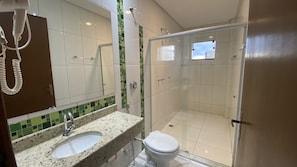 Habitación estándar | Baño | Secadora de cabello y toallas
