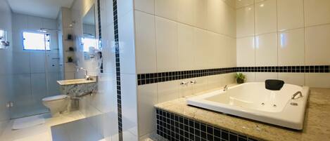 Premium-Suite | Badezimmer | Haartrockner, Handtücher