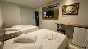 Tabla de planchar con plancha, wifi gratis y ropa de cama 