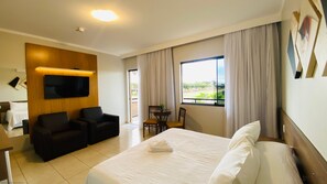 Quarto luxo | Ferros/tábuas de passar roupa, Wi-Fi de cortesia, roupa de cama