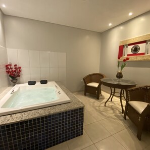 Deluxe Suite | Iron/ironing board, free WiFi, bed sheets