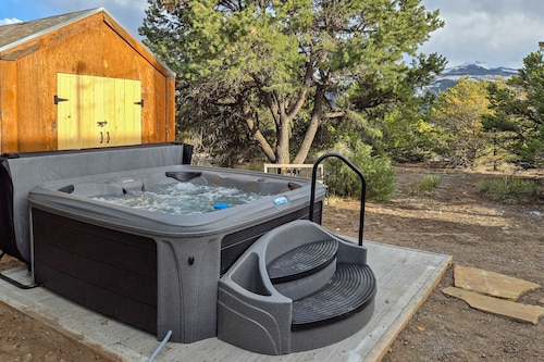 Charming dog-friendly mountain getaway w/ hot tub, fireplace, W/D, & great views