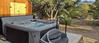 Charming dog-friendly mountain getaway w/ hot tub, fireplace, W/D, & great views