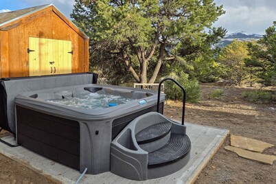 Charming dog-friendly mountain getaway w/ hot tub, fireplace, W/D, & great views