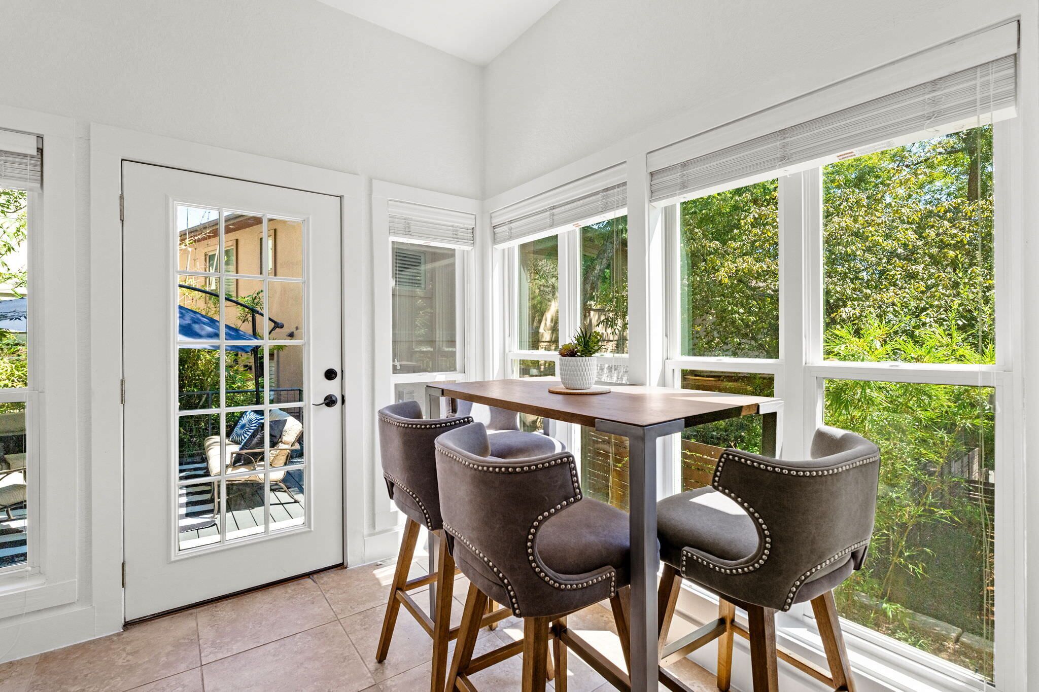 Hus, 2 queensize-senger, terrasse, hageutsikt (South Congress Hideaway) | Spiseområde på rommet