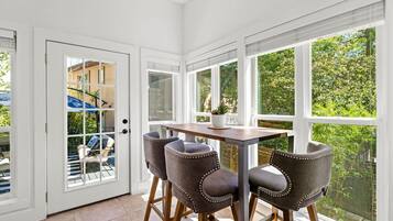 Hus, 2 queensize-senger, terrasse, hageutsikt (South Congress Hideaway) | Spiseområde på rommet