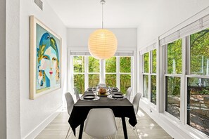 Hus - 2 queensize-sängar - uteplats - utsikt mot trädgården (South Congress Hideaway) | Matservice på rummet