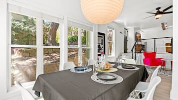 House, 2 Queen Beds, Patio, Garden View (South Congress Hideaway) | In-room dining
