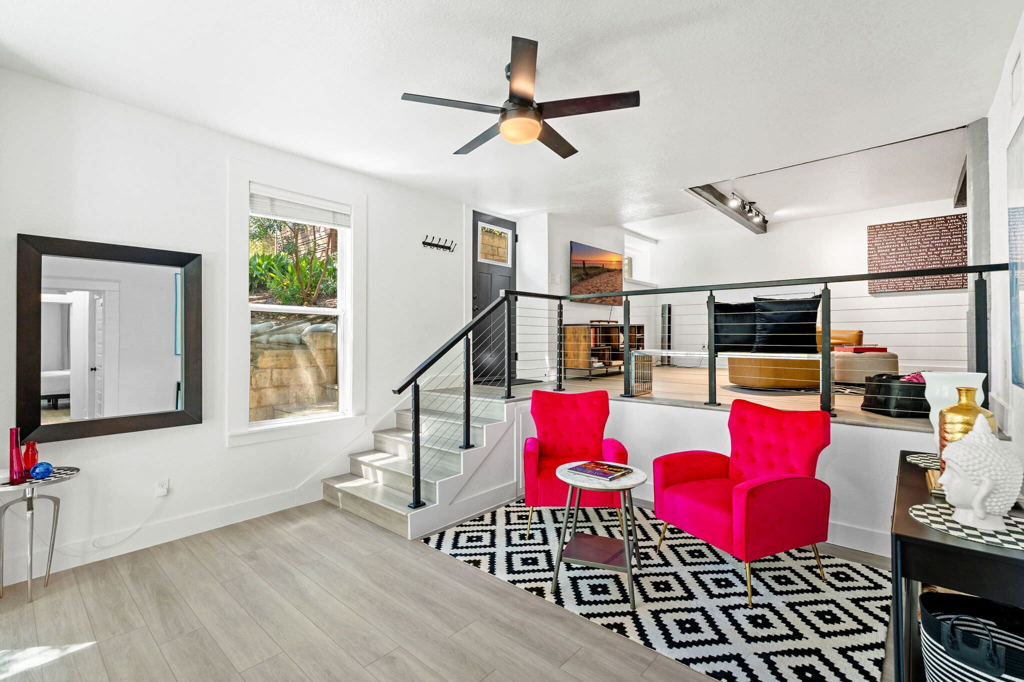 Talo, 2 keskisuurta parisänkyä, patio, näköala puutarhaan (South Congress Hideaway) | Oleskelualue | 50–tuumainen taulutelevisio, jossa digitaalikanavat