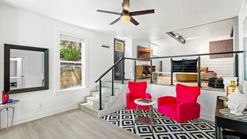 Talo, 2 keskisuurta parisänkyä, patio, näköala puutarhaan (South Congress Hideaway) | Oleskelualue | 50–tuumainen taulutelevisio, jossa digitaalikanavat