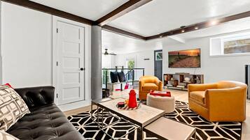 Talo, 2 keskisuurta parisänkyä, patio, näköala puutarhaan (South Congress Hideaway) | Oleskelualue | 50–tuumainen taulutelevisio, jossa digitaalikanavat