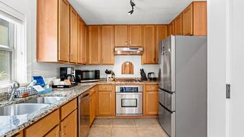 Talo, 2 keskisuurta parisänkyä, patio, näköala puutarhaan (South Congress Hideaway) | Yksityinen keittiö | Jääkaappi, mikroaaltouuni, uuni, liesi