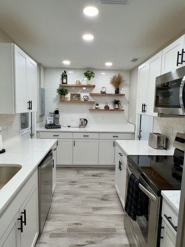 冷蔵庫、電子レンジ、オーブン、コンロ