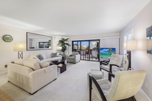 Smart TV - Delightful south end condo w/ pool/steps to beach (Marco Island)