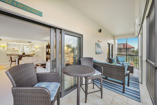 Terrace/patio - Delightful south end condo w/ pool/steps to beach (Marco Island)