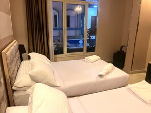 Quarto duplo luxo, vista para a piscina | Vista do quarto