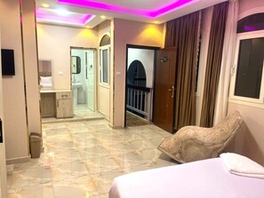 Quarto casal luxo, vista para a piscina | Roupas de cama de algodão egípcio, roupas de cama premium, frigobar