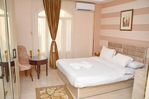 Standard Double Room | Egyptian cotton sheets, premium bedding, minibar, individually decorated - Nun Pyramids INN (Giza)