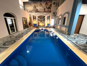 Piscina externa, funciona das 8h às 16h, guarda-sóis, espreguiçadeiras