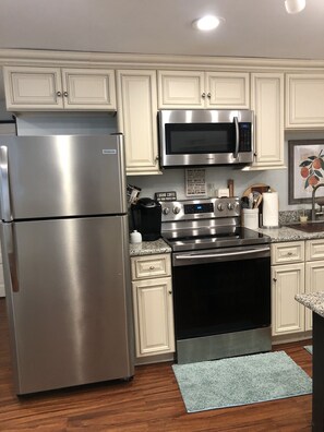 Geladeira, micro-ondas, fogão, cooktop