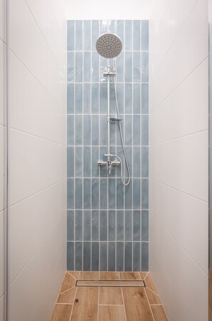Executive-Apartment | Badezimmer | Kostenlose Toilettenartikel, Haartrockner