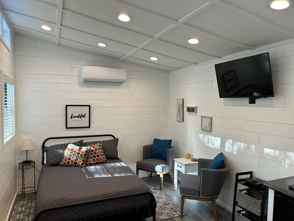 1 bedroom, bed sheets