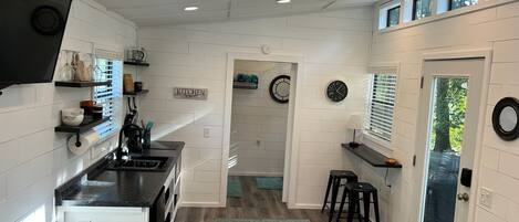 Réfrigérateur, micro-ondes, cafetière/bouilloire